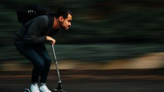 Гей на тротинетка