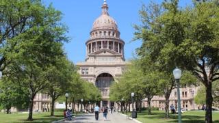 Неидентифициран мъж се заби в оградата на Капитолия, откри огън и се самоуби