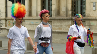 ЛГБТ протестират срещу решение на ВКС, че в България юридическата смяна на пола няма да бъде възможна