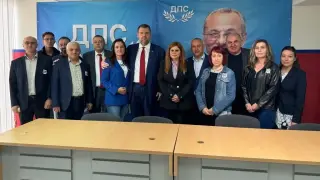 Делян Пеевски, съпредседател на ПГ на ДПС от Шумен: Дойдох при вас за да ви чуя. Бъдете спокойни и уверени и ще имаме добри резултати на изборите в неделя Делян Пеевски, съпредседател на ПГ на ДПС от Шумен: Дойдох при вас за да ви чуя. Бъдете спокойни и уверени и ще имаме добри резултати на изборите в неделя