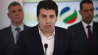 Кирил Петков трошил стъклените бутилки в НС заради Лена Бориславова Кирил Петков трошил стъклените бутилки в НС заради Лена Бориславова