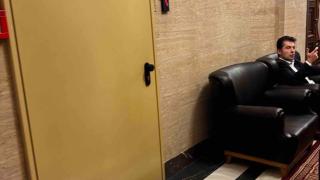 Смях в залата! Киро виси като прани гащи пред кабинета на Бойко Борисов и Росен Желязков (СНИМКИ)