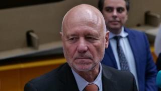 Той е просто плужек, мижитурка, продажник и национален предател, който с всяко свое изказване доказва колко опасно е да имаш такива хора близо до властта