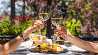 Макси Парк Хотел § СПА ***** ще поглези своите гости с родопска вечер, винени дегустации и ритуали за кожата през м. май