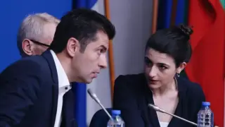 Белезници! Незабавен арест за Кирчо, Асен, Денков и Лена! Скандален запис показва как се готвят да купят изборите с “кеш в торби” от олигарха Пламен Бобоков Белезници! Незабавен арест за Кирчо, Асен, Денков и Лена! Скандален запис показва как се готвят да купят изборите с “кеш в торби” от олигарха Пламен Бобоков