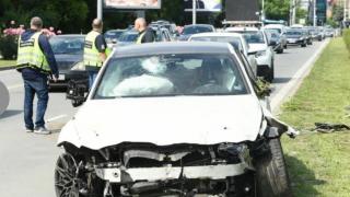 Ето кой затвори бул. България за 4 часа. Джигитът Мушамата разби трето БМВ на трамвайните релси в София Ето кой затвори бул. България за 4 часа. Джигитът Мушамата разби трето БМВ на трамвайните релси в София