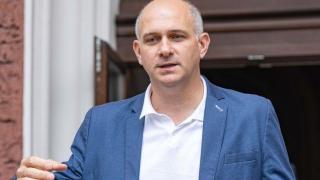 Мижитурка ли е директорът на Народния театър?