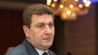 Вальо Златев купонясва с шумна компания в “Мамалука” в Халкидики