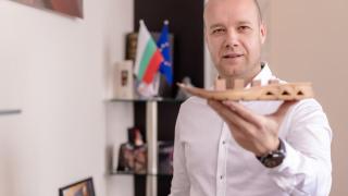 Скандал! Петър Делев-Флеъра не може да си го държи в гащите. След Венета Шкодрова кръшка на жена си с фолк фурия