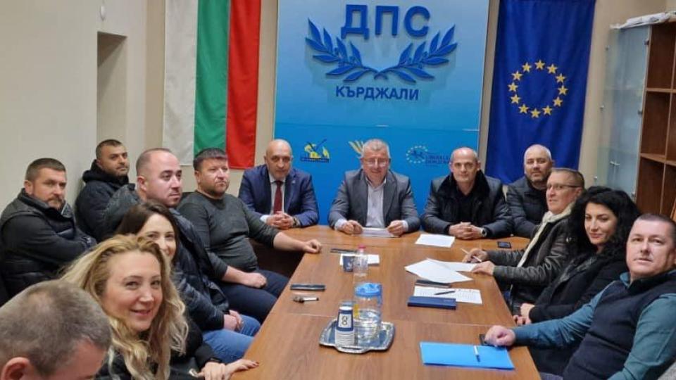ДПС изключи десетки деребеи от редиците си заради нарушаване на Устава и участие в други партии ДПС изключи десетки деребеи от редиците си заради нарушаване на Устава и участие в други партии
