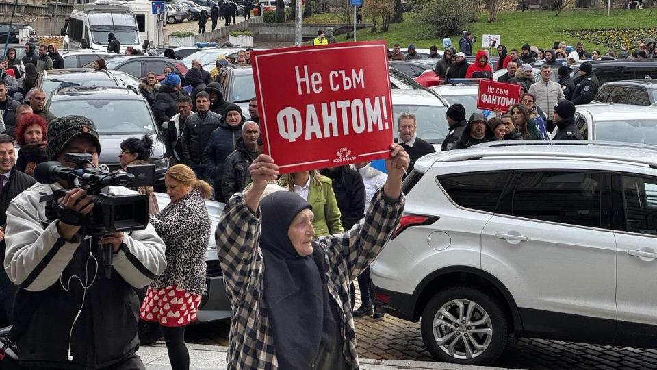 Хората на ДПС- НОВО НАЧАЛО от Гърмен, Белица и Якоруда протестираха срещу лъжите на Кирил Петков, той се скри