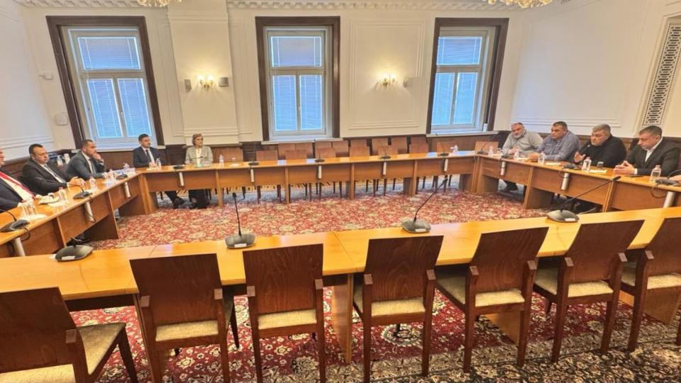 Делян Пеевски, лидер на ДПС - НОВО НАЧАЛО се срещна с част от синдикатите в МВР Делян Пеевски, лидер на ДПС - НОВО НАЧАЛО се срещна с част от синдикатите в МВР