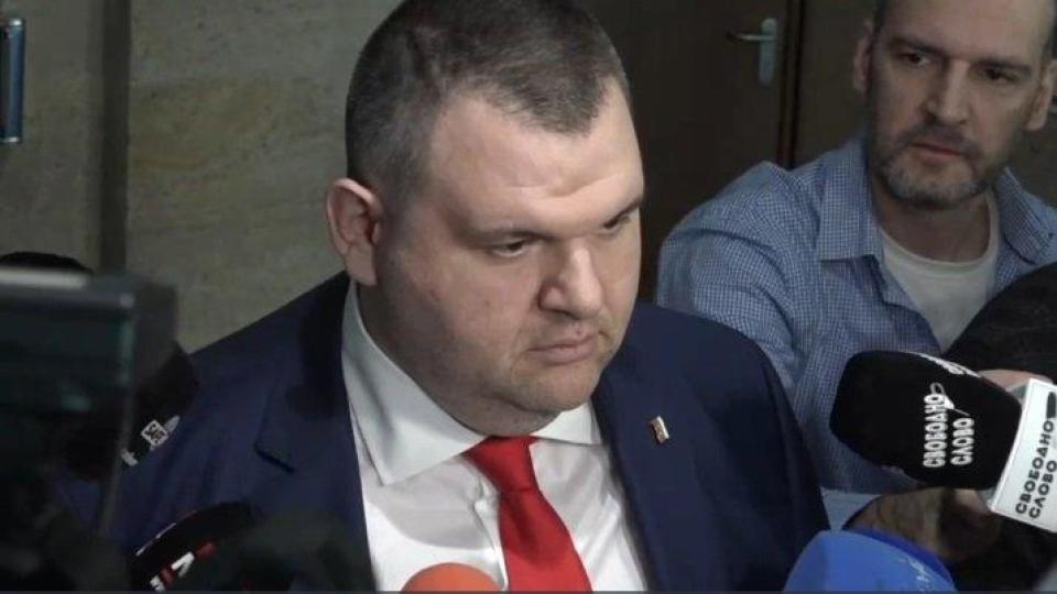 ИЗВЪНРЕДНО! Пеевски култово: БСП и ИТН не могат да ме разделят... Какви красиви моми! Вчера са се събирали по кабинетите, като диви животни са се били за постове (ВИДЕО) ИЗВЪНРЕДНО! Пеевски култово: БСП и ИТН не могат да ме разделят... Какви красиви моми! Вчера са се събирали по кабинетите, като диви животни са се били за постове (ВИДЕО)