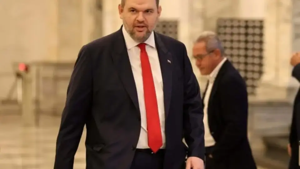 Пеевски: Призоваваме всички парламентарни групи да не ощетяват учители, полицаи, военни, спортисти и артисти чрез бюджета, заради партийни интриги Пеевски: Призоваваме всички парламентарни групи да не ощетяват учители, полицаи, военни, спортисти и артисти чрез бюджета, заради партийни интриги