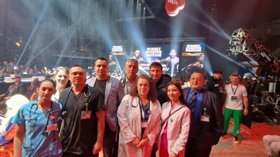 Екипи от УМБАЛ "Софиямед" на ринга и в публиката на мача на Пулев и Чар Екипи от УМБАЛ "Софиямед" на ринга и в публиката на мача на Пулев и Чар