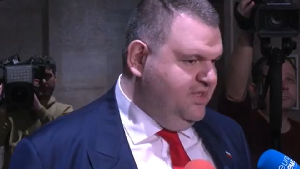 Пеевски: Ще пратя групата си при Радев, той отрече партия с 300 хил. избиратели Пеевски: Ще пратя групата си при Радев, той отрече партия с 300 хил. избиратели