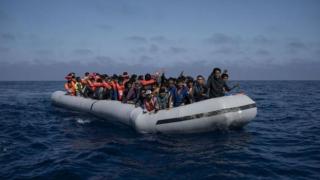 Лодка с 44 мигранти потъна в Средиземно море, оцеляло е само 11-годишно момиченце