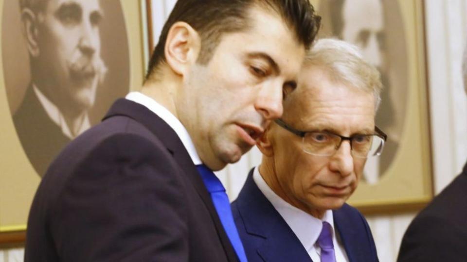 Скандал! Вижте как менте-тръмпистите Кирил Петков и Николай Денков крадат ДНК-то на българите с “био-лаборатория”, заклеймена лично от Робърт Ф. Кенеди Скандал! Вижте как менте-тръмпистите Кирил Петков и Николай Денков крадат ДНК-то на българите с “био-лаборатория”, заклеймена лично от Робърт Ф. Кенеди