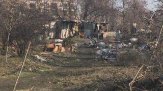 По зрителски сигнал: Бездомни хора горят безконтролно отпадъци до блокове в столичен квартал