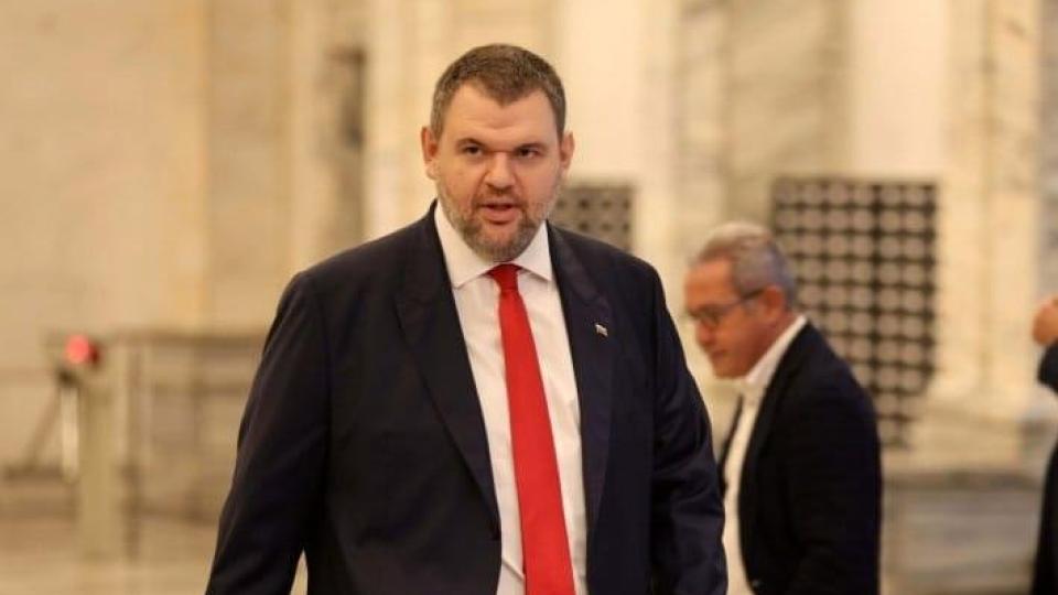 Делян Пеевски, лидер на ДПС и ПГ на ДПС-НОВО НАЧАЛО: България не може да бъде заложник на алчни деребеи и ДС-призраци! Само избори могат да дадат истинско ново начало на страната ни Делян Пеевски, лидер на ДПС и ПГ на ДПС-НОВО НАЧАЛО: България не може да бъде заложник на алчни деребеи и ДС-призраци! Само избори могат да дадат истинско ново начало на страната ни