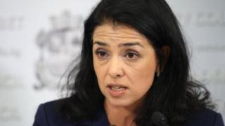 Ваня Григорова кръшка на мъжа си с червен общинар