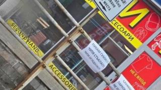 Страшни бележки пазят служебни паркоместа в София