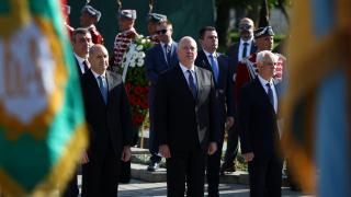 Държавният глава Румен Радев премина през почетния караул и положи венец пред Паметника на Незнайния воин