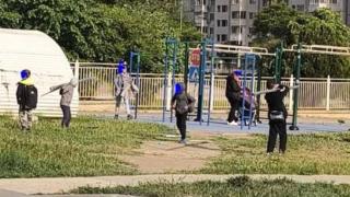 Варненска игра: деца размятат пътни знаци, никой не им прави забележка