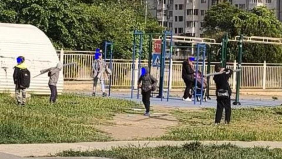Варненска игра: деца размятат пътни знаци, никой не им прави забележка