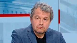 Историята ще го запомни не като борец срещу статуквото, а като един от онези, които се сраснаха с него. Като един политически труп, който още мърда само защото никой не е дръпнал щепсела