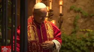 Папа Лъв XIV служи с одеждите, подарени от Росен Желязков