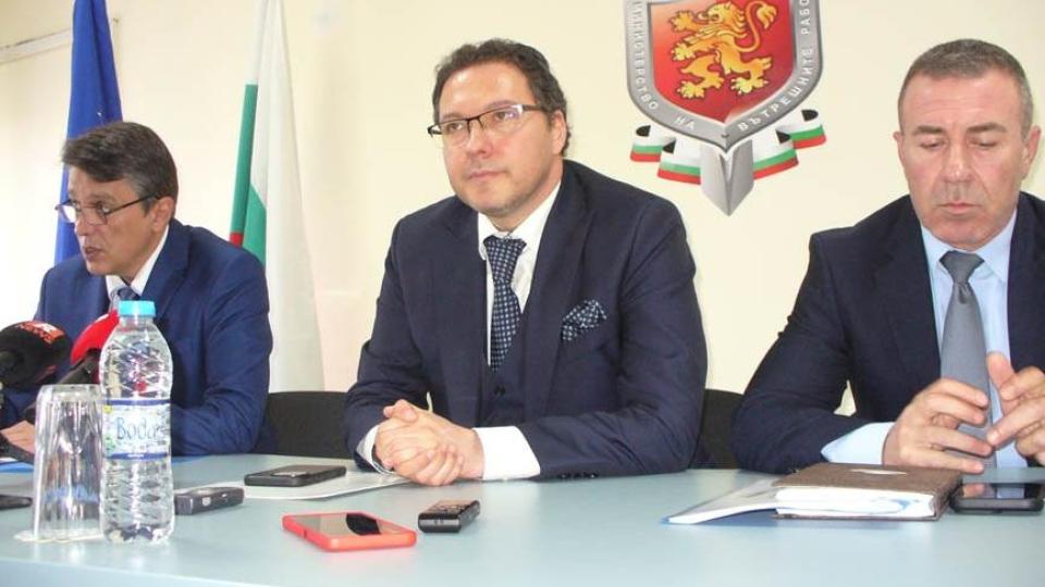 Нещо се мъти: Шефовете на МВР отлетяха за САЩ