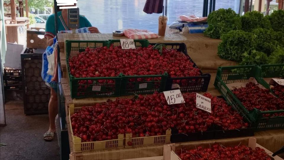 Алчност! – Купувачите – „За бога братя, не купувайте!“ Осъзнайте се бе, тъпанари! Като не  им ги купувате, до седмица ще ги изхвърлят!