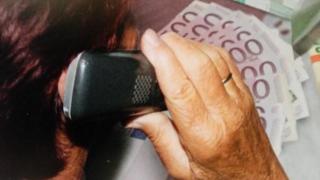 Вече тръгнаха телефонни измами с еврото