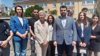 ЕКСКЛУЗИВНО! Министър Георг Георгиев след като гласува за кмет на “Слатина”: Пряка заплаха за България от войната в Близкия изток няма (СНИМКИ)