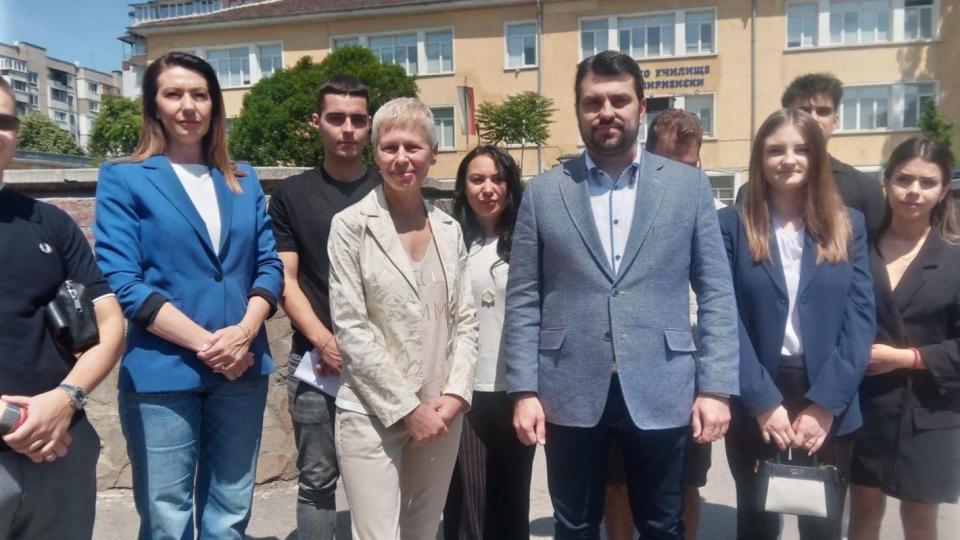 ЕКСКЛУЗИВНО! Министър Георг Георгиев след като гласува за кмет на “Слатина”: Пряка заплаха за България от войната в Близкия изток няма (СНИМКИ)