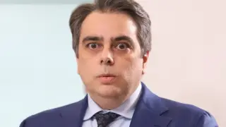 Асен Василев приюти братовчедка на Лорер