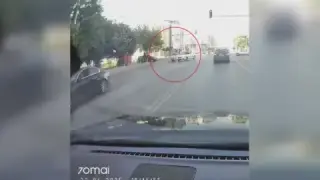 Кола помете пешеходец на ул. „Бели Дунав“ в София