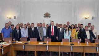 Делян Пеевски, лидер на ДПС и ПГ на ДПС-НОВО НАЧАЛО към кметовете и общинските съветници от Каолиново: Имаме една мисия - да променяме нашите населени места и да помагаме на хората! Трябва да имаме силата, за да управляваме България!