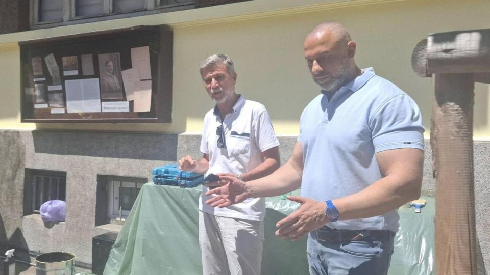 Бивш шеф в Столичен инспекторат пак изчисти фасадата на музея на Петко и Пенчо Славейкови в София