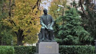 175 години от рождението на Иван Вазов честват пред паметника на поета в София