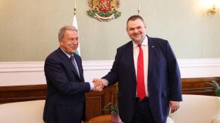 Делян Пеевски, лидер на ДПС и ПГ на ДПС-НОВО НАЧАЛО се срещна с генерал Хулуси Акар, председател на комисията по отбрана на Меджлиса