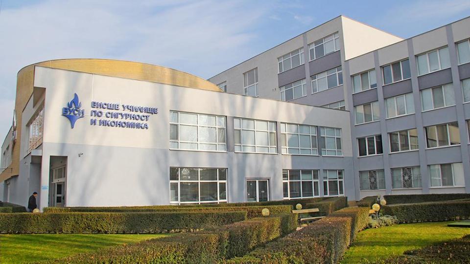 В Пловдив се роят Академиите, пародии на висше образование