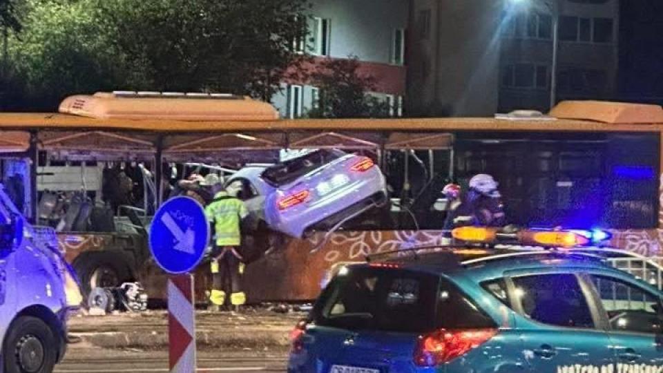 Вижте момента, в който 21-годишният шофьор се забива с аудито си в автобуса (видео)