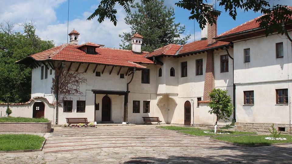 Оръжеен бос купува за 3 млн. лв. царския дворец на Симеон в Баня