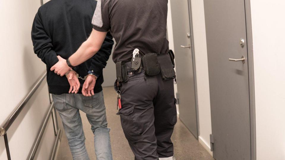 Обвиниха учителя от София, правил секс със седмокласничка. Грозят го до 8 г. затвор