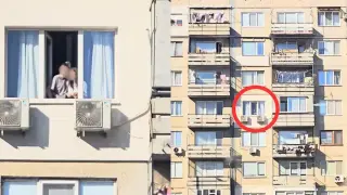 Детски пакости: Момичета обстрелват минувачи с водни балони в София СНИМКИ