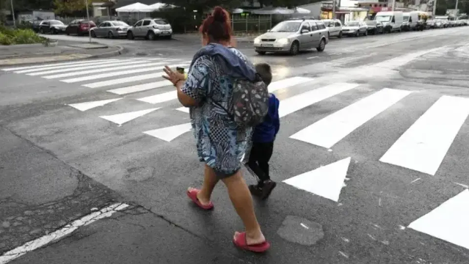 КАТ предупреждава: Разсейването на пешеходната пътека струва 100 лева КАТ предупреждава: Разсейването на пешеходната пътека струва 100 лева