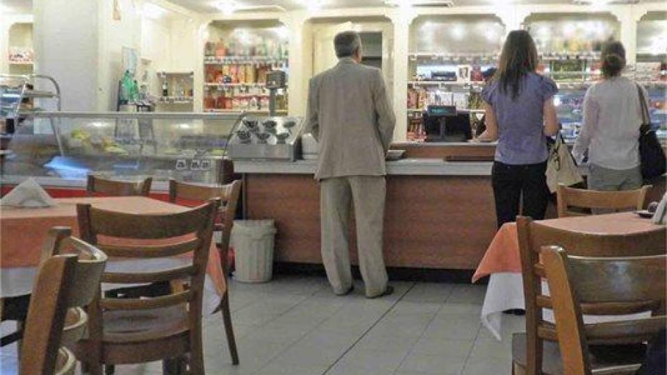 Депутатите ядат супа топчета за 1.46 лв. и баничка за 43 стотинки