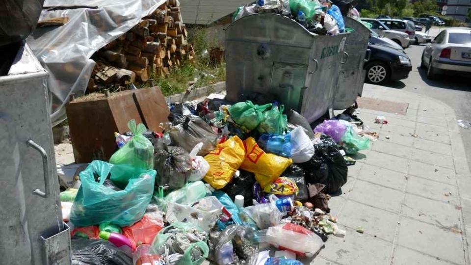 КОШМАР! Снегът пада до дни, София потъва в боклуци КОШМАР! Снегът пада до дни, София потъва в боклуци